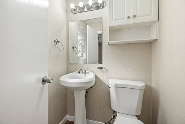 Building Photo - 3 Bedroom, 1.5 Bath Home with Spacious Layout and Large Yard