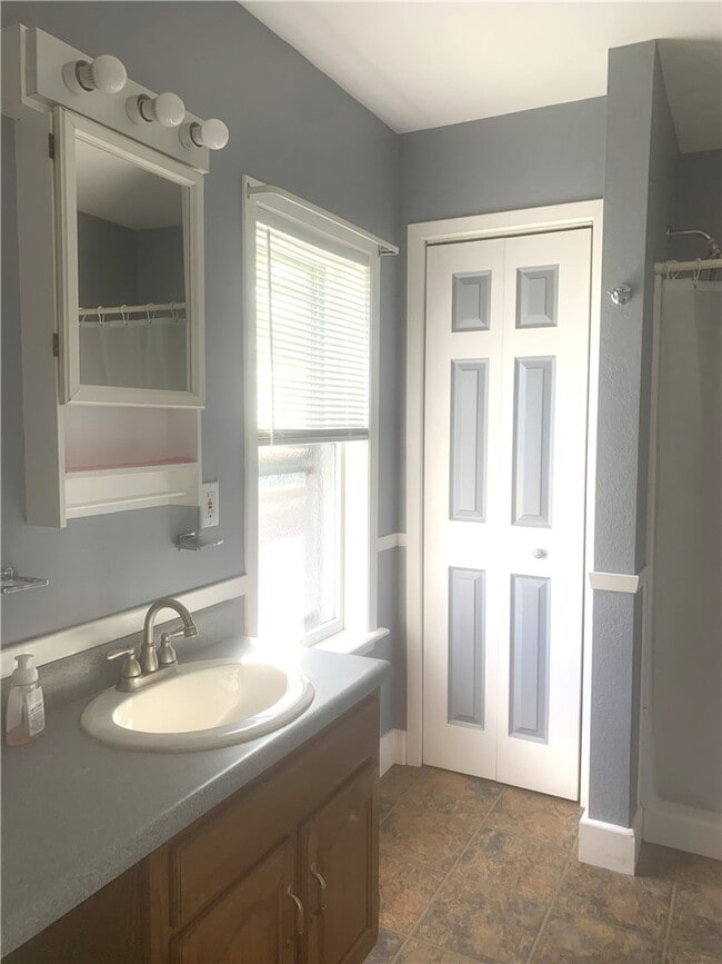 Building Photo - 219 W Main St