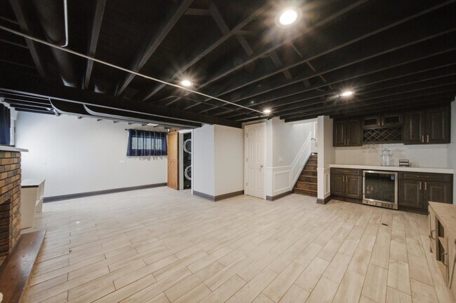 Building Photo - 607 Van Auken St