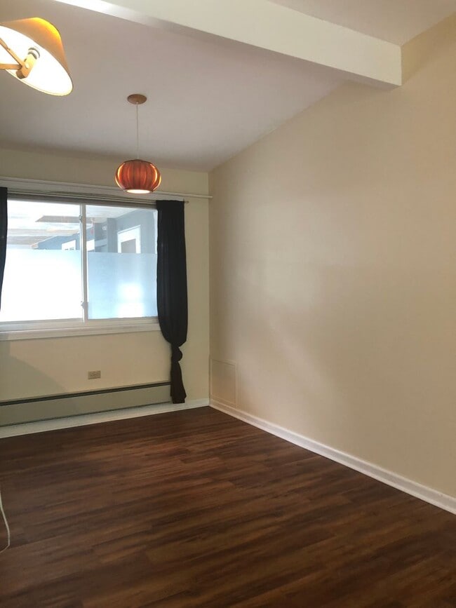 Building Photo - Tillicum 306