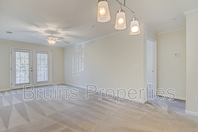 Building Photo - 7104 W Friendly Ave