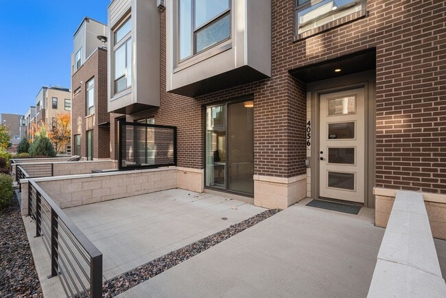 Building Photo - Spacious 3-Bedroom Townhome in the Heart o...