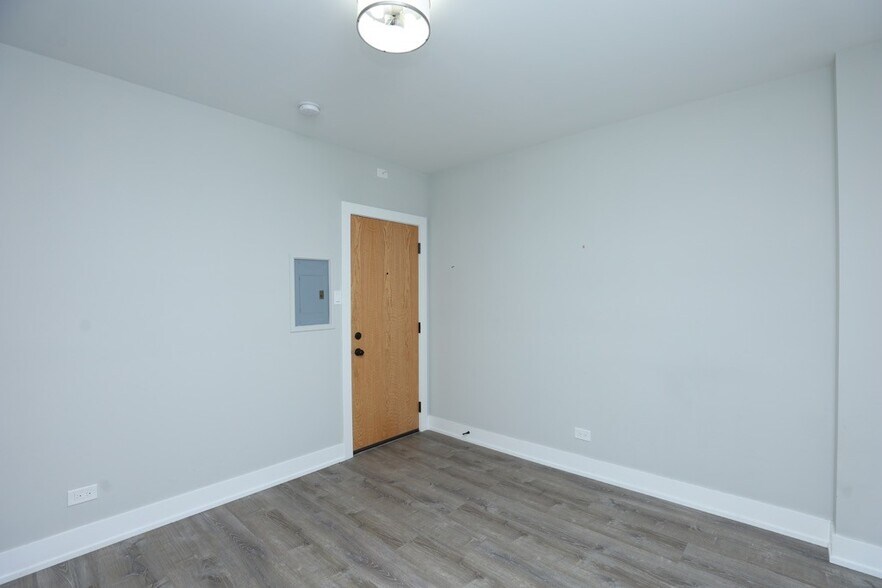 Building Photo - 545 W Belmont