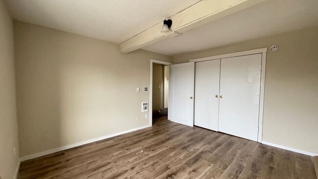 Building Photo - UPSTAIRS....2 Bedroom 1 Bath