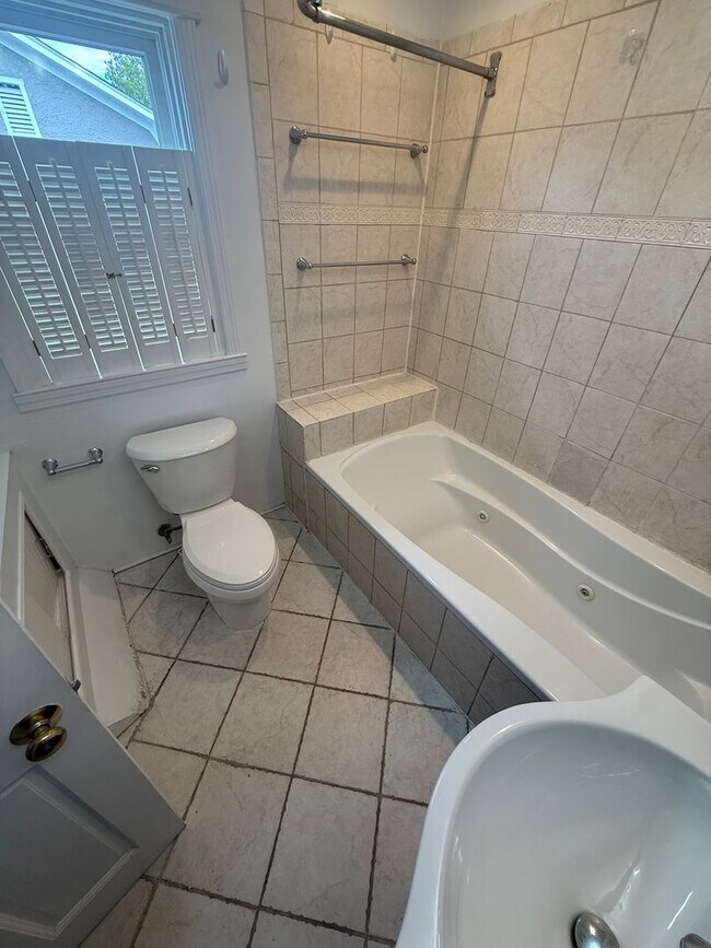 Building Photo - Stunning & Updated 4BR/2BA Home – Certified Lead-Free!