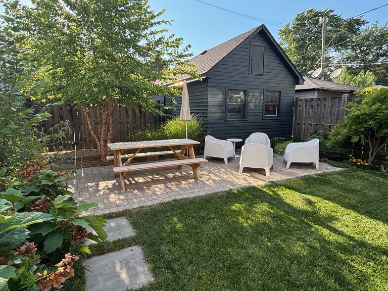 Shared Back Yard - 3248 N Lawndale Ave