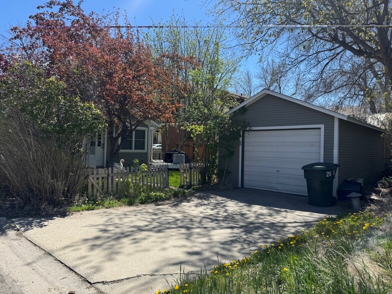 Detached garage - 620 N Davis St