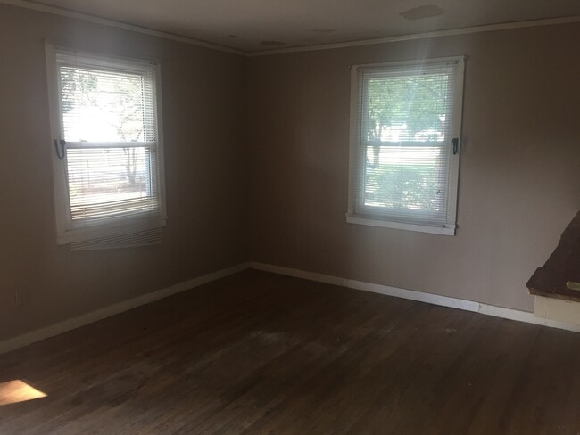 Building Photo - AFFORDABLE 2BEDROOM 1 BATH W/ SPACIOUS FEN...