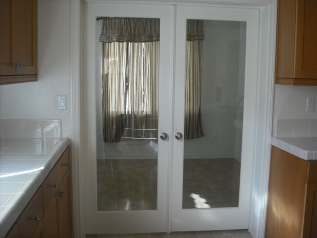 Building Photo - Love living near the Beach into this spacious 5 bedroom home