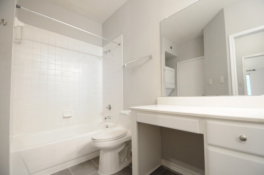 Building Photo - 3903 Penderview Dr
