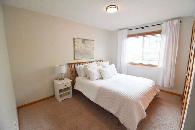 Building Photo - Stunningly Update 2 bed 1.5 bath Townhome ...