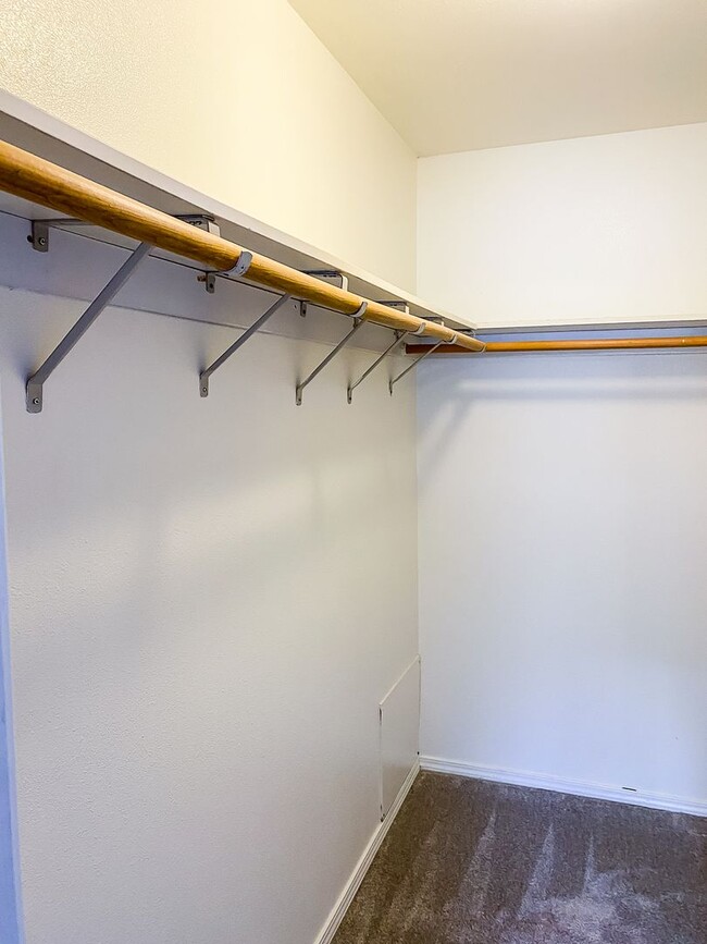 Building Photo - 3bed/2bath ground floor condo close to U of I, Shopping, Public Transportation