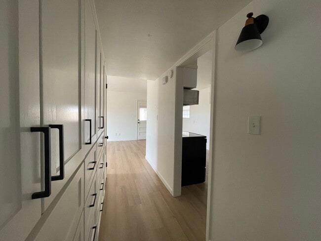 Building Photo - Cozy City Charm – 3-Bed, 1-Bath Home in La...