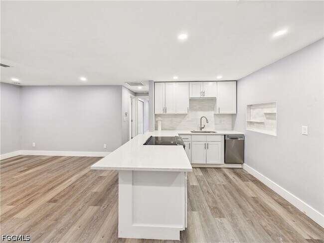 Building Photo - 567 13th St N