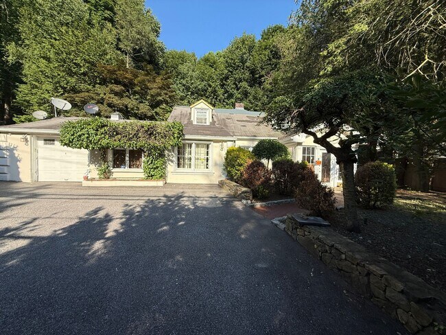 Building Photo - 445 W Hartsdale Ave