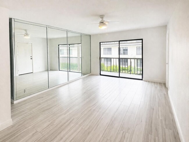 Building Photo - 6521 Bay Club Dr