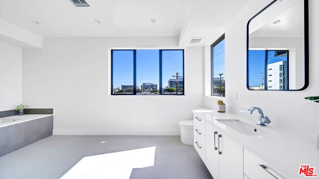 Building Photo - 1123 N Formosa Ave