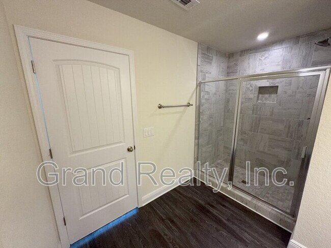 Building Photo - 4393 Village Oak Ln