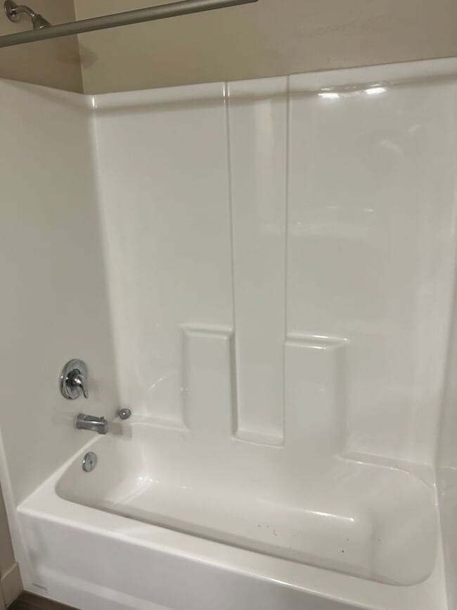 Building Photo - BEAUTIFUL TOWNHOME!