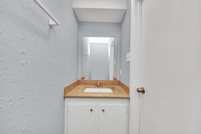 Building Photo - 10654 Hazelhurst Dr