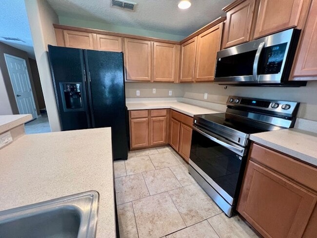Building Photo - AMAZING OVIEDO/UCF AREA RENTAL! Wonderful 3 bd 2.5 bath corner unit townhome! 1 CAR ATTACHED GARA...