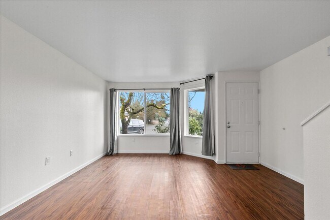 Building Photo - Monroe End Unit Townhome Unit A