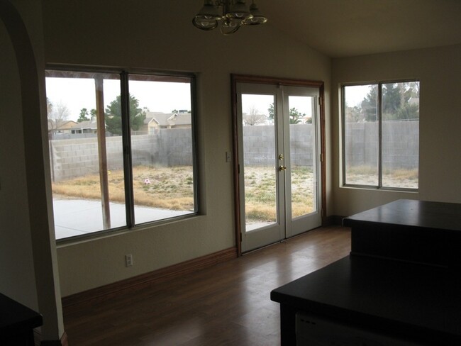 Building Photo - Beautiful  3 bedroom,2 bath,2 car garage h...