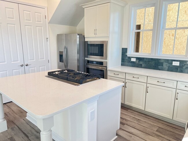 Building Photo - Luxury 2BR Townhome in Market Common | Walkable + Pool | Available Now