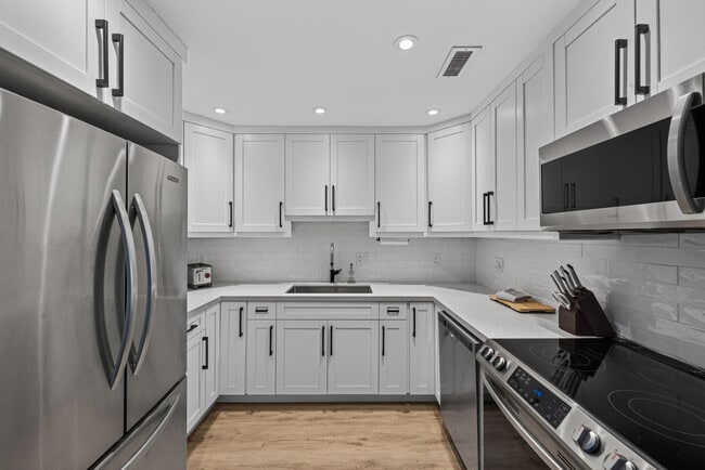 Building Photo - 6515 Bay Club Dr