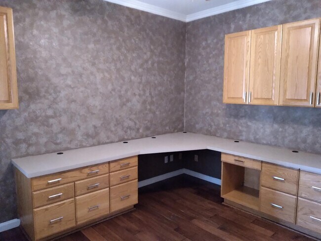 Building Photo - 553 W Fallbrook Ave