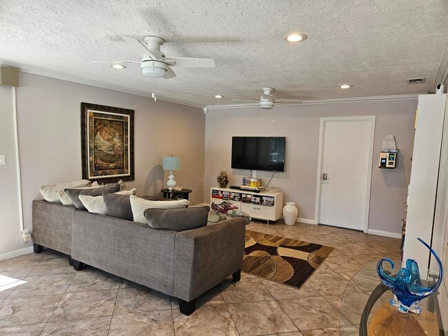 Building Photo - 669 W Oakland Park Blvd