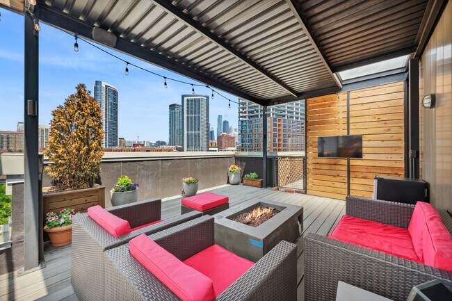 Building Photo - 330 N Clinton St