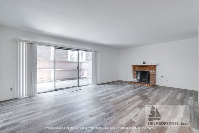 Building Photo - Beautifully Remodeled Unit Available Now!