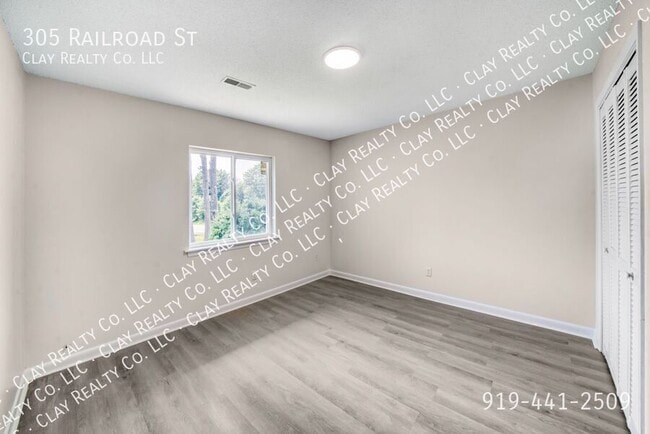 Building Photo - 305 Railroad St