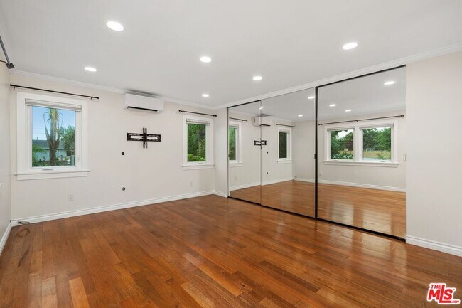 Building Photo - 828 N Crescent Heights Blvd