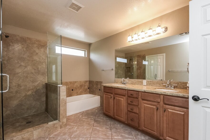 Building Photo - 1081 E Horseshoe Dr