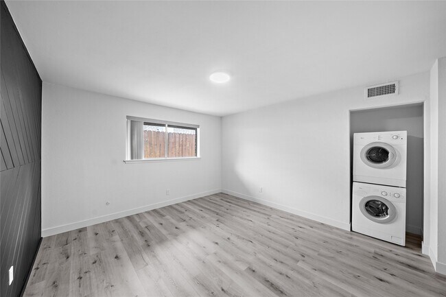 Building Photo - 1106 W Tri Oaks Ln