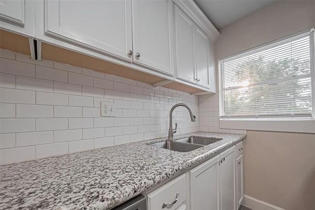 Building Photo - 2226 Rainbow Dr