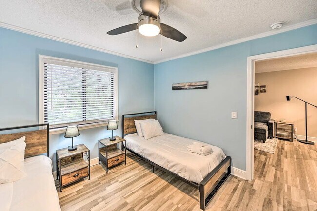 Building Photo - Charming 2 Bed/2 Bath Condo in Hilton Head Island - Perfect Island Living!