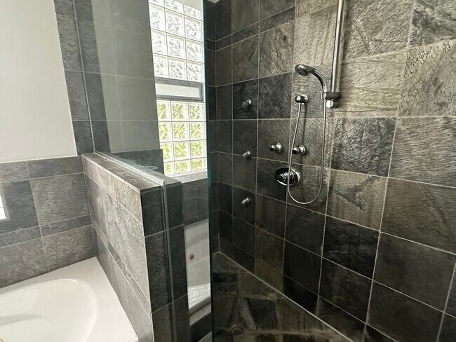 Building Photo - 4824 S King Dr