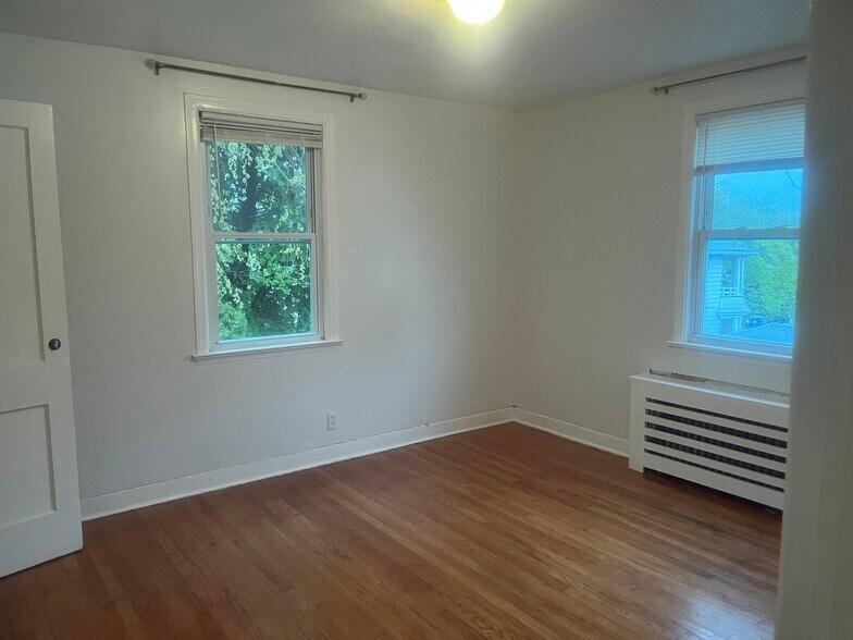 Building Photo - 136 King St