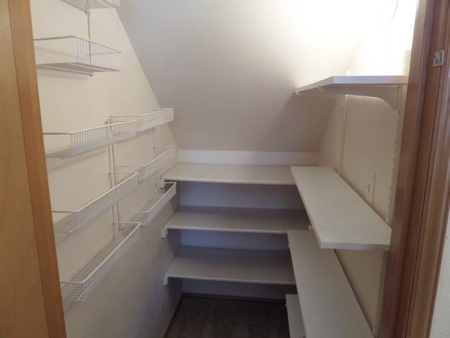 Building Photo - Fabulous 4 Bedroom Home with Gorgeous Fenc...