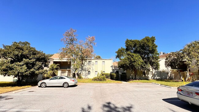 Building Photo - 1/1 Ready for Move In! Heart of Orlando Gated Community with Amenities!