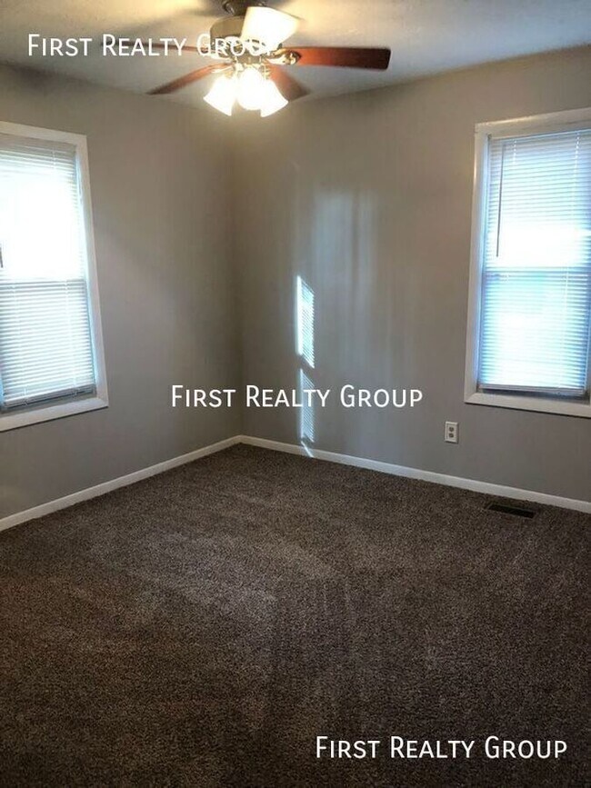 Building Photo - 2 Bedroom, 2 bath Upstairs Apartment in Ce...