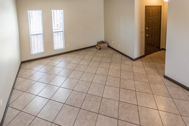 Building Photo - Great 2 Bedroom 1.5 Bath Townhome in Henderson