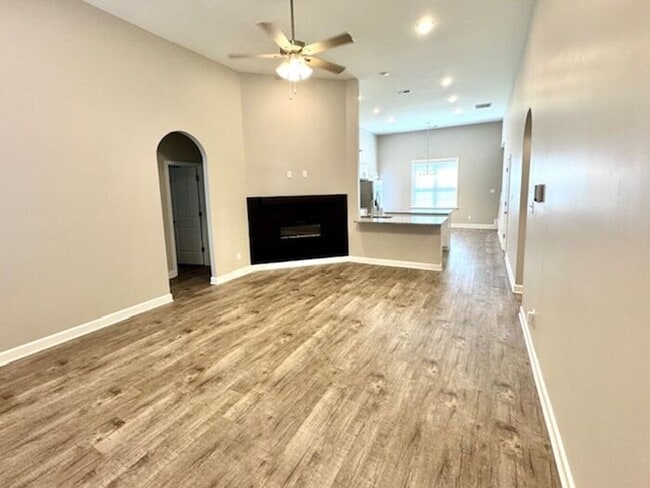 Building Photo - Now Leasing a 5-bedroom 3 bath home in Hor...