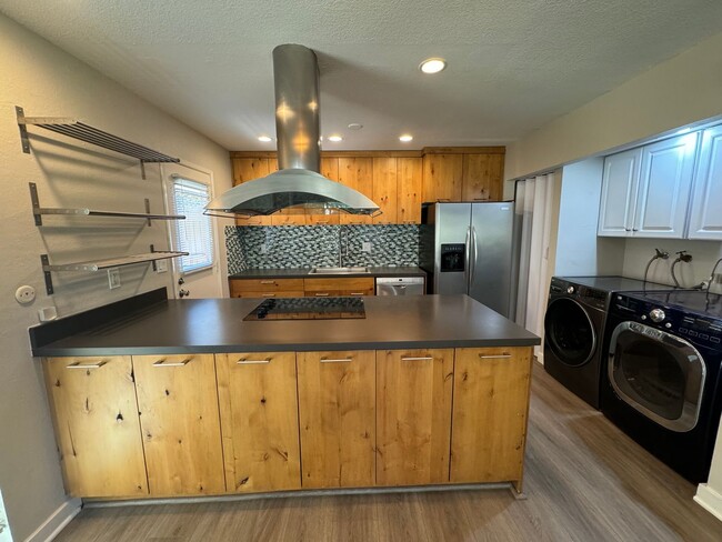 Building Photo - Beautiful two story townhome in Sunset Par...