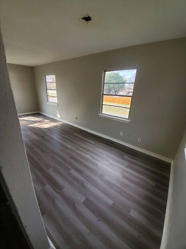 Building Photo - Discover the perfect home!