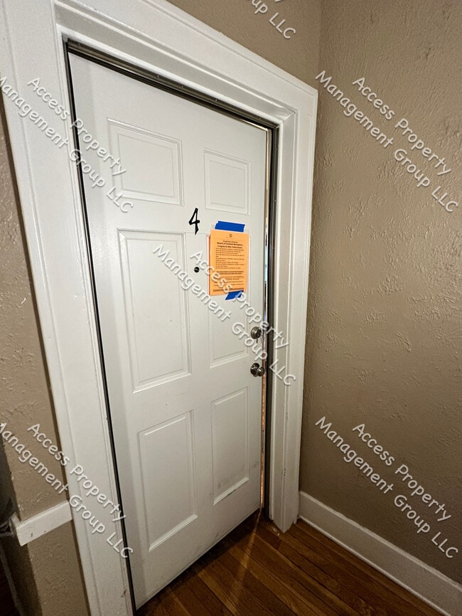 Building Photo - Large Upper 2 Bedroom SE Side Unit