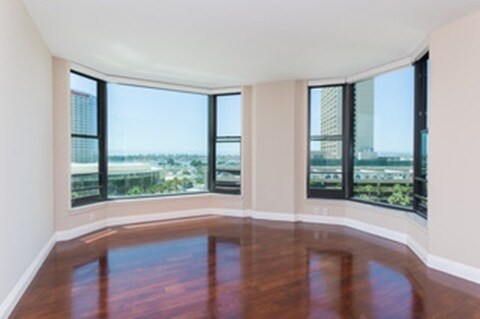 Living room - 500 W Harbor Dr